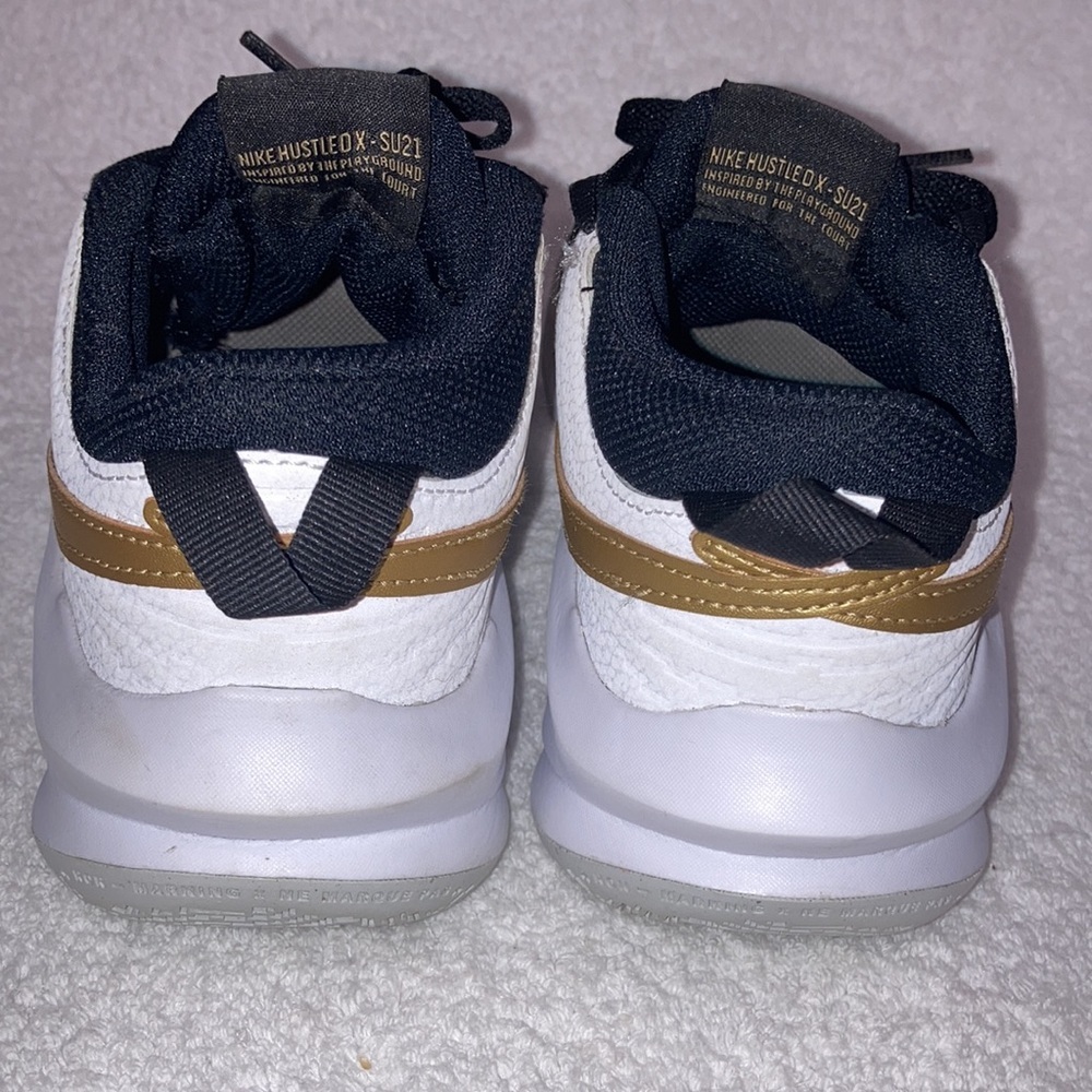 Nike Team Hustle D Youth Size 4y Black/White/Gold Shoes CW6735-002 - Picture 3 of 8